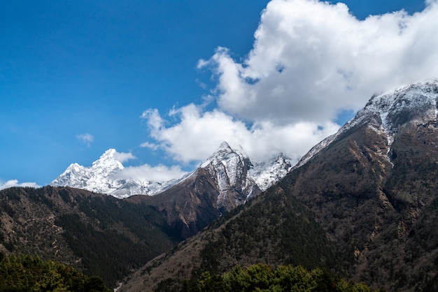 Splendida vista sulla montagna di neve, sulla strada per il campo base dell'Everest