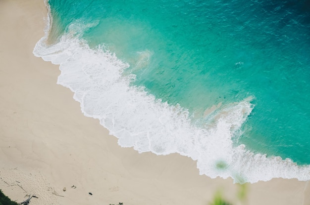 Splendida vista sulla spiaggia tropicale di sabbia bianca con acqua di mare blu