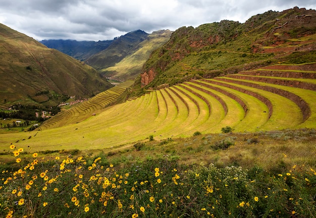 Splendida vista sulle antiche terrazze degli Inca di Pisac e sulle Ande nella Valle Sacra di Cusco, Perù