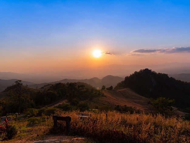 Splendida vista sulle montagne con cielo al tramonto in cima al punto di vista collinare su Doi Samer Dao a Nan, Thailandia.