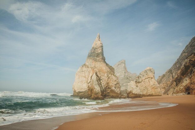 splendida vista sulle rocce e sull'oceano in Portogallo