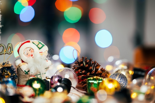 Splendidamente decorato per Natale sfondo bokeh Interno di casa con un albero di Natale e regali di Natale