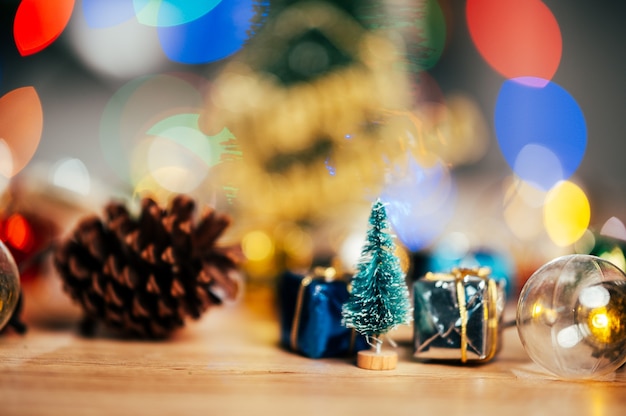 Splendidamente decorato per Natale sfondo bokeh Interno di casa con un albero di Natale e regali di Natale