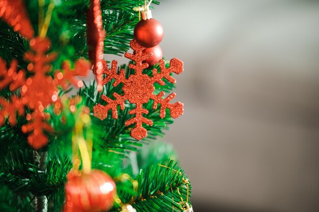 Splendidamente decorato sfondo bokeh di Natale Interno di casa con un albero di Natale