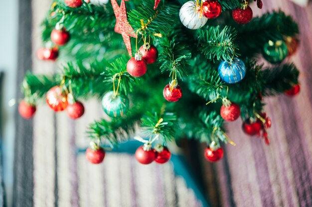 Splendidamente decorato sfondo bokeh di Natale Interno di casa con un albero di Natale