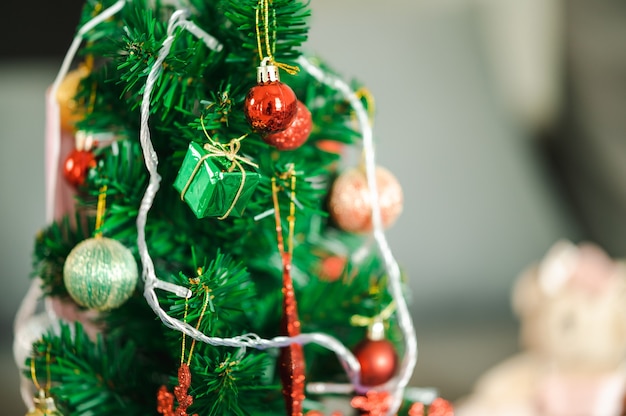 Splendidamente decorato sfondo bokeh di Natale Interno di casa con un albero di Natale