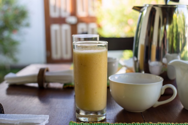 Splendidamente servita la colazione sulla terrazza soleggiata