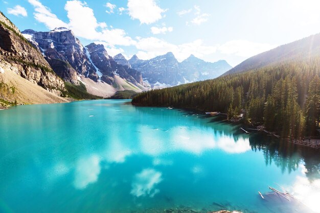 Splendide acque turchesi del lago Moraine con cime innevate sopra di esso nel Parco Nazionale di Banff in Canada