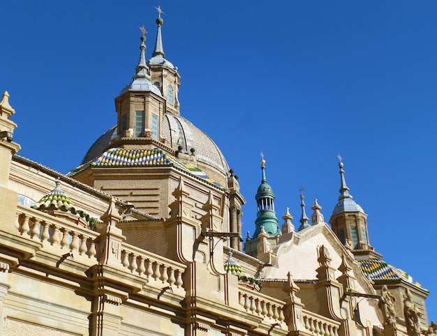 Splendide cupole e torri della Cattedrale-Basilica di Nostra Signora del Pilastro, Saragozza in Spagna