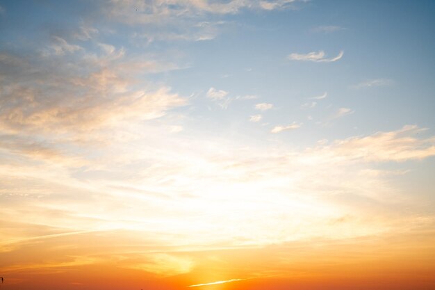 Splendide e lussuose nuvole in oro arancio sfumato morbido e la luce del sole sul cielo blu, perfette per lo sfondo, prendono sempre il crepuscolo