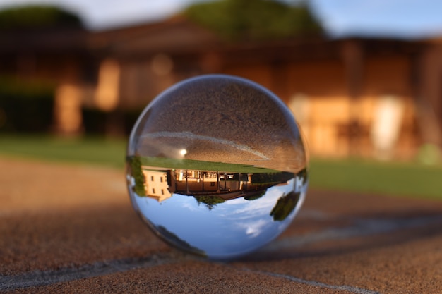 Splendide foto tramite lensball, il mondo visto da un'altra prospettiva