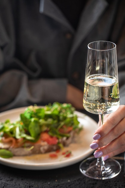 Splendide giovani donne che preparano la cena con cucchiai di legno in cucina