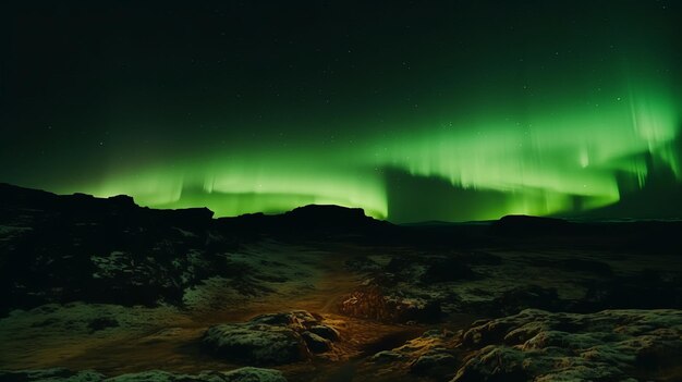 Splendide luci dell'aurora verde sul paesaggio roccioso