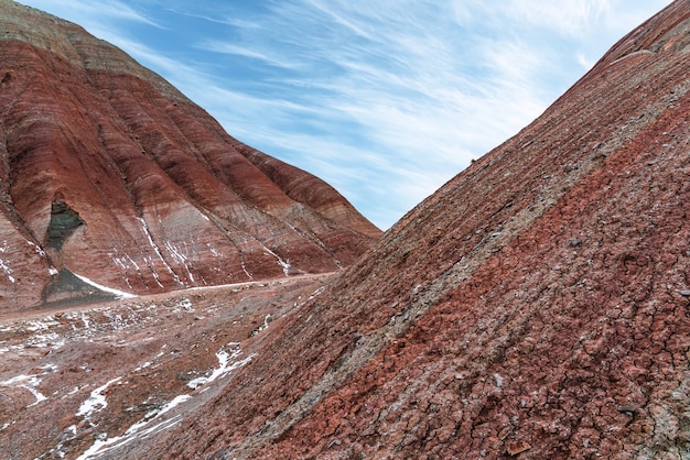 Splendide montagne rosse a strisce in inverno