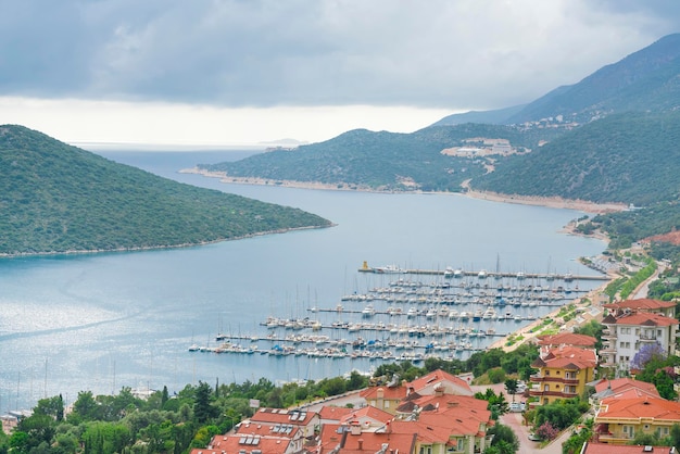 Splendide vedute degli yacht del porto turistico in fila vicino alla riva con case e strade