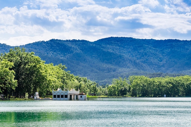 Splendide vedute del lago Banyoles (Banyoles) con le vecchie case estive bianche. Girona, Catalogna.