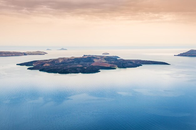 Splendide vedute del mare e delle isole al tramonto. Paesaggio estivo. Isola di Santorini, Grecia.