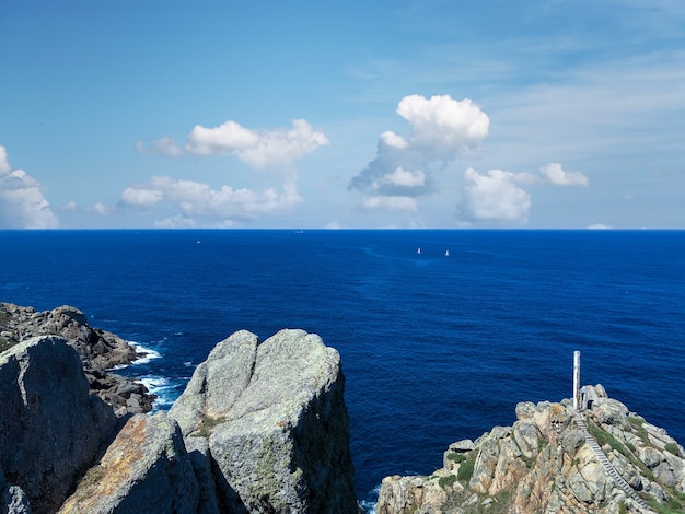 Splendide vedute della costa della Galizia in Spagna durante la mattinata di sole