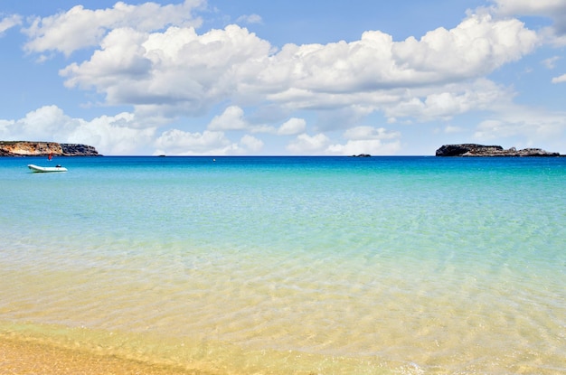 Splendide vedute della spiaggia di Martinhal a Sagres, Algarve, con acque calme e cristalline.