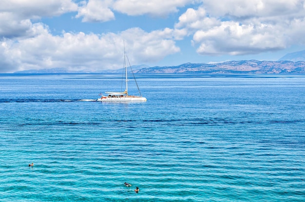 Splendide vedute delle acque cristalline della spiaggia di Corfù, in Grecia. Mar Ionio.