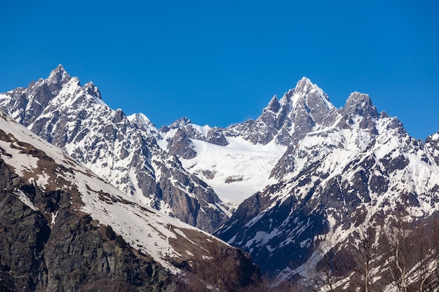 Splendide vedute delle montagne Svaneti, la regione di alta montagna della Georgia. Paesaggio