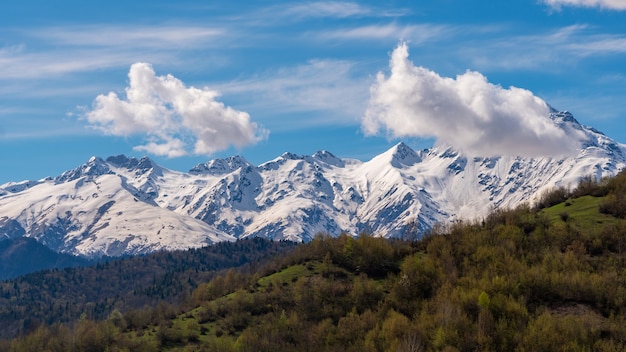 Splendide vedute delle montagne Svaneti, la regione di alta montagna della Georgia