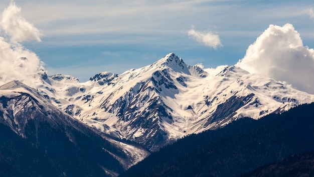 Splendide vedute delle montagne Svaneti, la regione di alta montagna della Georgia