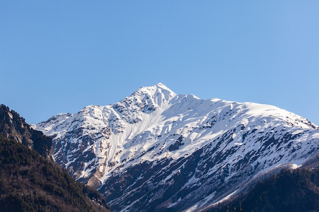 Splendide vedute delle montagne Svaneti, la regione di alta montagna della Georgia