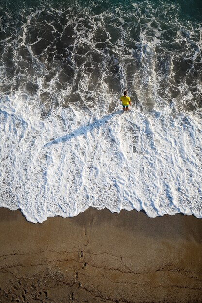 Splendide vedute delle onde del mare in una soleggiata giornata estiva. Mare agitato. Foto di alta qualità