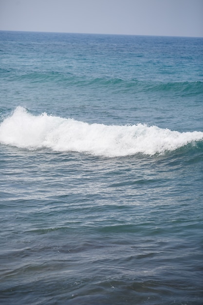 Splendide vedute delle onde del mare in una soleggiata giornata estiva