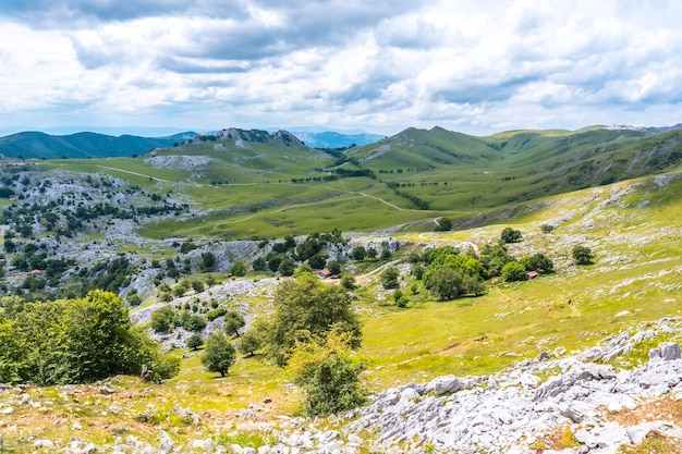 Splendide viste dalla cima della montagna scendendo