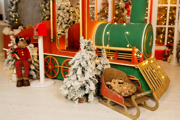 Splendidi interni del soggiorno con albero di Natale decorato