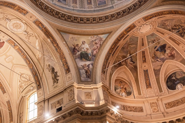 Splendidi interni dell'architettura antica della chiesa cattolica italiana