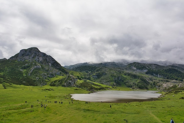 splendidi paesaggi dei laghi di covadonga nelle asturie picos de europa