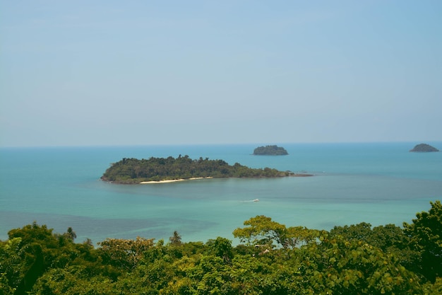 Splendidi paesaggi dell'isola sul mare blu Scatto dall'altro lato dell'isola