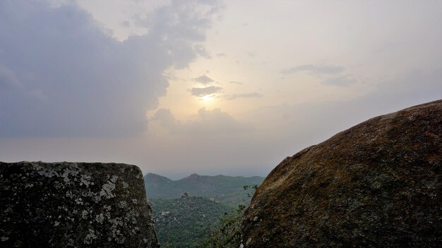 Splendidi paesaggi panoramici vista dal picco Avalabetta situato a Chikaballapur Karnataka