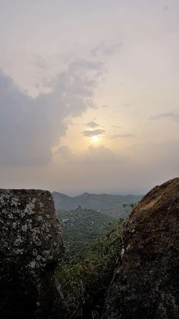 Splendidi paesaggi panoramici vista dal picco Avalabetta situato a Chikaballapur Karnataka