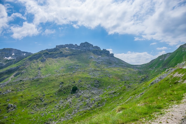 Splendidi prati verdi si estendono tra le pittoresche montagne