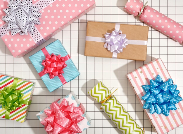 Splendidi regali di compleanno in diversi imballaggi colorati con archi regalo piatti colorati per la decorazione del compleanno