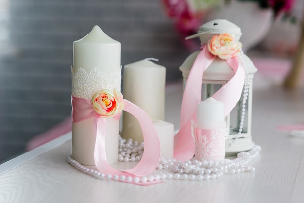 Splendido arredamento di candele e fiori. Tonalità rosa bianco.