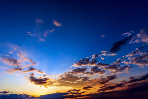 Splendido bel cielo durante il tramonto