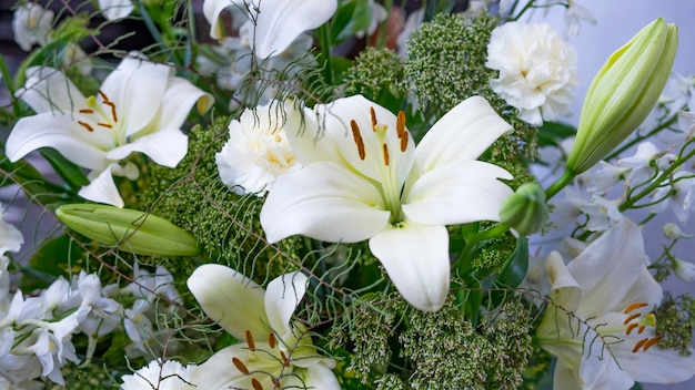 Splendido bouquet di gigli bianchi e fiori di garofano.