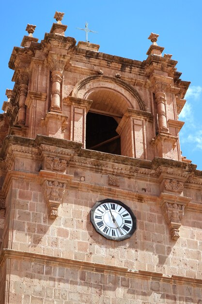 Splendido campanile con un orologio della Cattedrale di Puno, Puno, Perù