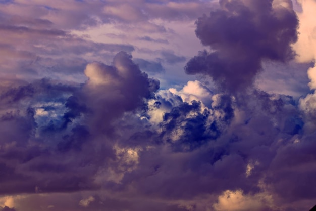 Splendido cielo al tramonto drammatico con nuvole rosa e viola