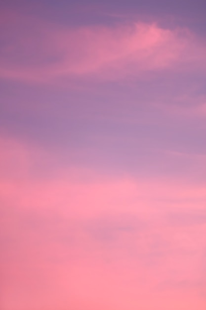 Splendido cielo nuvoloso viola e rosa sfumato con Afterglow al tramonto