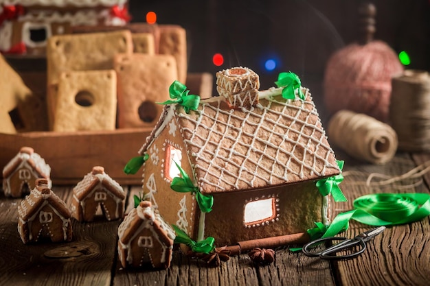 Splendido cottage di pan di zenzero di Natale in un posto unico