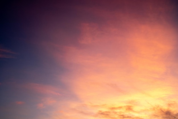 Splendido gradiente morbido di lusso con nuvole arancione oro e luce solare sul cielo blu, perfetto per lo sfondo scattato in foto di paesaggi ad alta definizione everningmorningTwilight