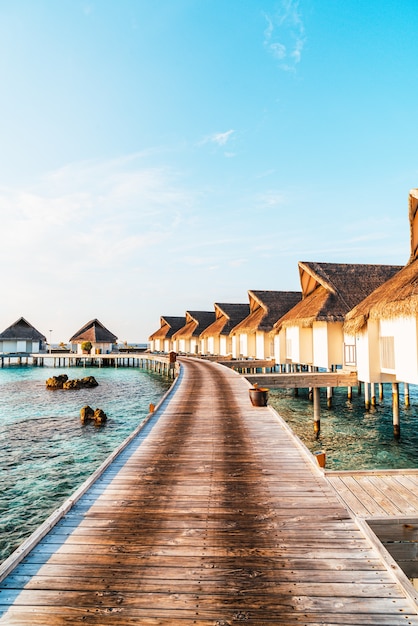 Splendido hotel resort tropicale delle Maldive e isola con spiaggia e mare: potenzia lo stile di elaborazione del colore