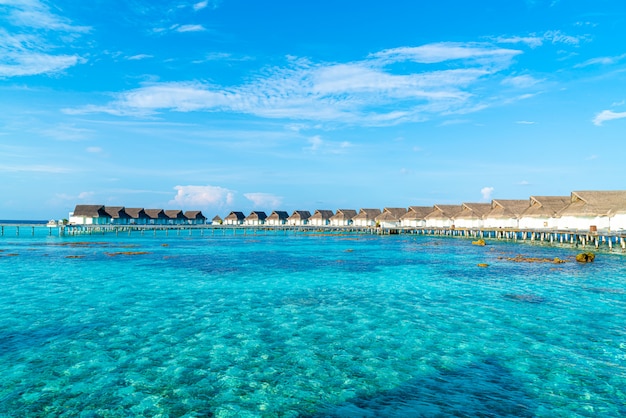 Splendido hotel resort tropicale e isola delle Maldive con spiaggia e mare