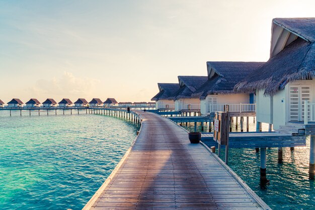 Splendido hotel resort tropicale e isola delle Maldive con spiaggia e mare